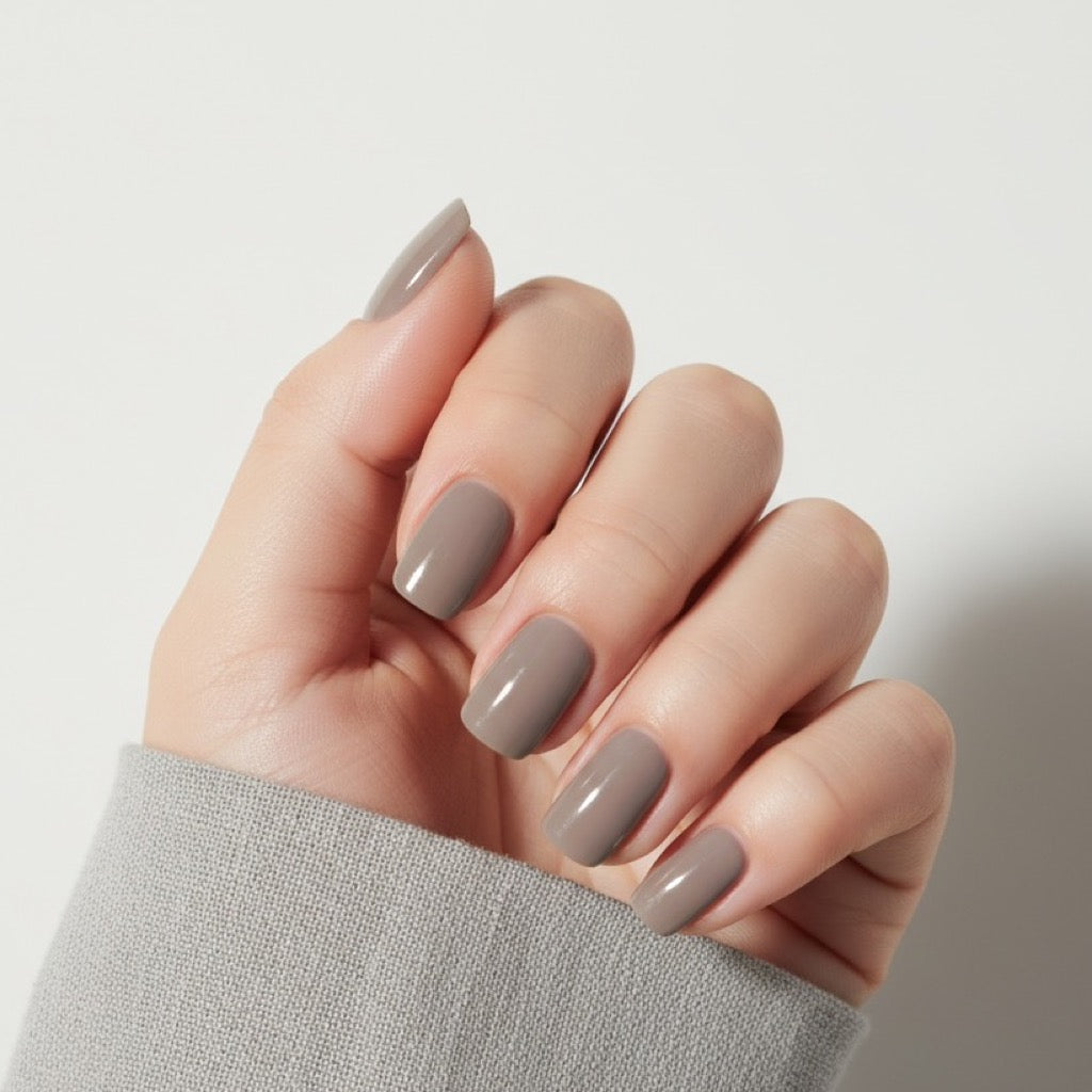 Studio Greige Press-On Nails NAILINK EVERYDAY press-on nails, worn fist view