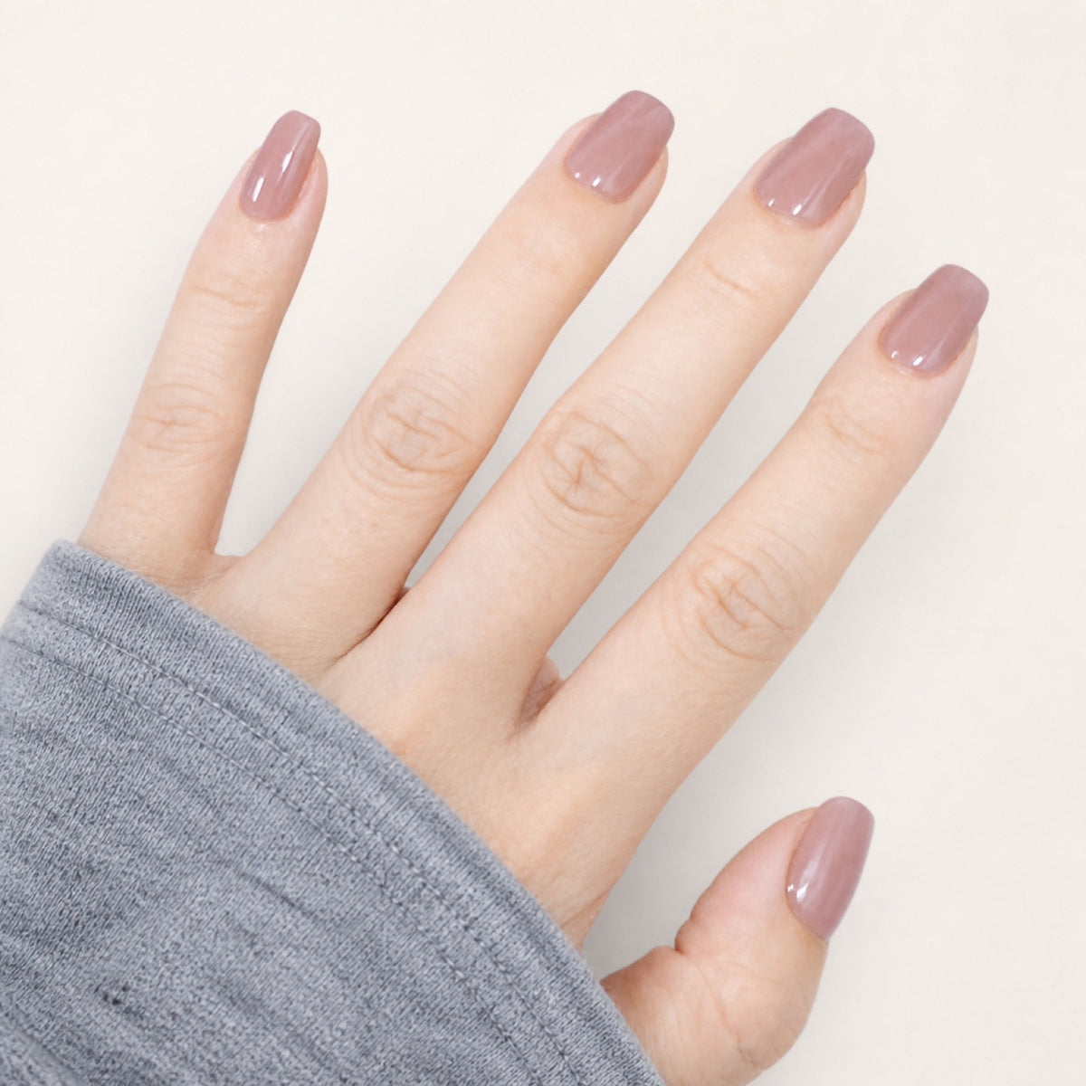 Nailink Mauve Cocoa main - NL-E-SQ-F-05